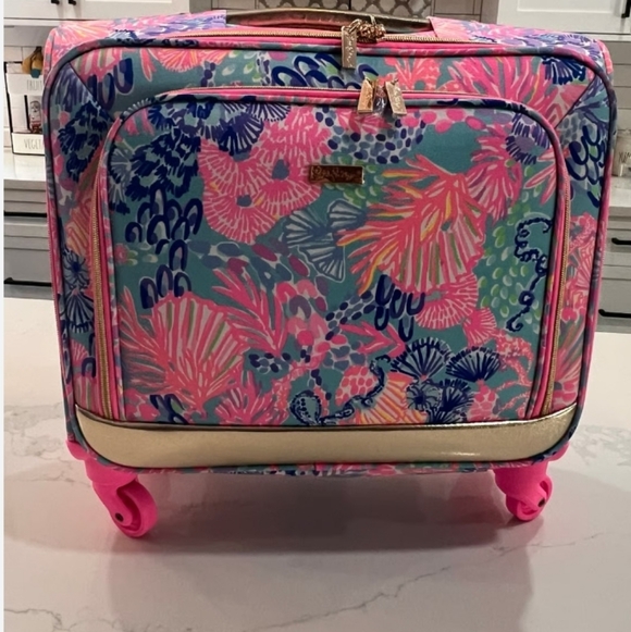 NWT Lilly Pulitzer Carry On Luggage.
It's the Splendor in the Sand print! - Picture 6 of 8